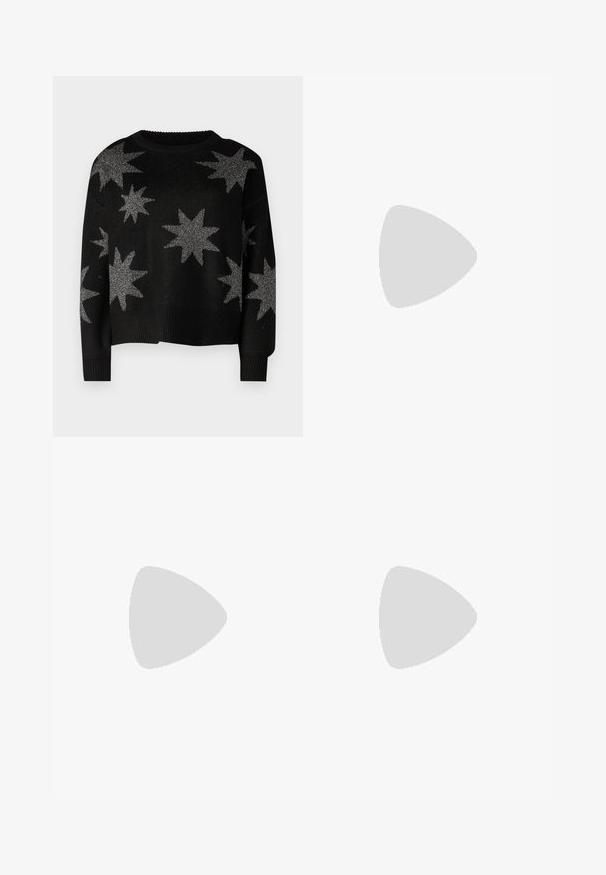 Pull en tricot noir avec des motifs d'étoiles argentées, un col rond et des bords côtelés aux poignets et à l'ourlet. Texture douce avec une coupe décontractée.; Jean large taille haute bleu clair avec un design à cinq poches, fermeture à bouton et passants de ceinture, associé à un haut ajusté à manches longues blanc.; Chaussures en cuir patiné noir avec une semelle épaisse et chunky, dotées de lacets épais. Embout arrondi, détails minimaux et un petit tirant à l'arrière.; Lunettes de soleil en métal avec des verres ovales verts. Monture en métal argenté mince et embouts d'oreille noirs. Design minimaliste, sans logos visibles.