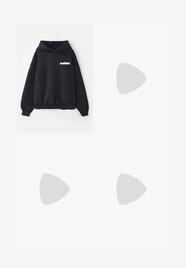 MISBHV COMMUNITY HOODIE - Mikina - washed black; Čierne cargo nohavice z ľahkého materiálu, s elastickým pásom, bočnými vreckami a rovnom strihom.; Čierne atletické tenisky s lesklými a sieťovinovými textúrami, so silnou podrážkou a šnúrkami, kombinované s voľnými olivovo-zelenými cargo nohavicami.; Čierna nylonová crossbody taška s nastaviteľným popruhom, sťahovacia uzáver a embosovaný detail loga. Nosená cez šedé tričko.