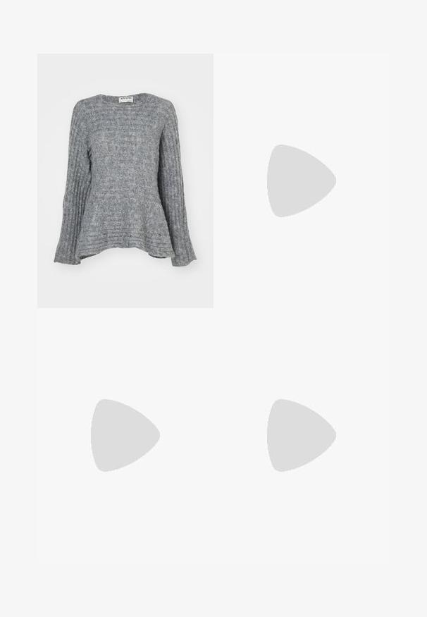 Pelēks adīts džemperis ar ribotu tekstūru, garām piedurknēm un izsistām malām apakšā. Apaļš dekoltē un plūdena forma.; Melni augsta jostas šorti ar pogu un rāvējslēdzēju, priekšējām kabatām un izplestām kājām, nolikti uz balta fona.; Baltas augstpapēžu sandales ar masīvu papēdi, ar siksnu dizainu un potītes saistītiem elementiem. Gluda tekstūra ar platformu priekšpusē, lai nodrošinātu papildu augstumu.; Melnas ādas rokassoma ar unikālu ventilatora formu, aprīkota ar plakaniem rokturiem. Virsma ir ar graudainu faktūru un minimālistisku dizainu.