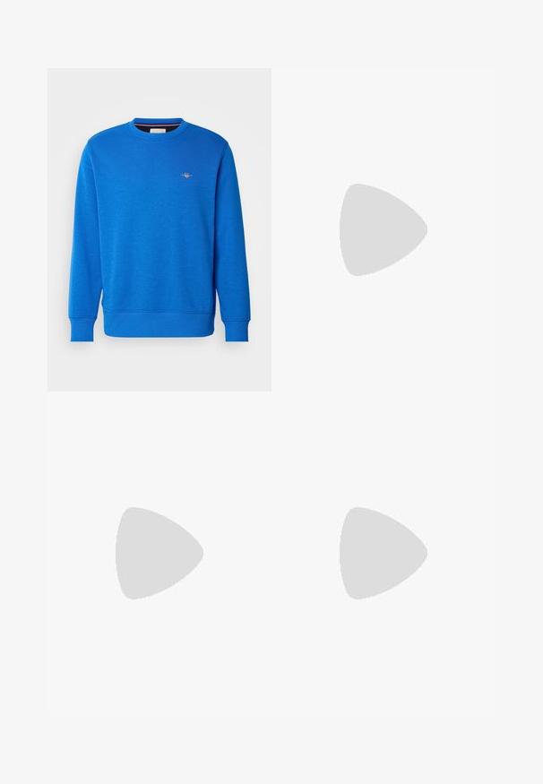 Blauwe sweatshirt met ronde hals, gemaakt van zachte stof, met ribgebreide manchetten en onderkant, voorzien van een klein geborduurd logo op de bovenborst.; BOSS TEE - T-shirt basic - open white; Lichtgroene katoenen broek met een rechte pasvorm, voorzien van een sluiting met een knoop aan de voorkant en zijzakken. Soepele textuur, zonder zichtbare patronen.; Witte leren sneakers met een gladde afwerking, voorzien van een ronde neus, vlechtontwerp en subtiele logo-detail aan de zijkant, gecombineerd met beige broek.