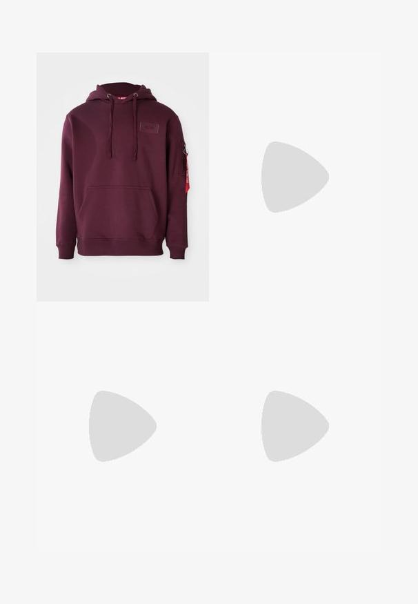 Hoodie bordô em tecido suave, com bolso frontal, capuz ajustável com cordão, e um bolso lateral com zíper e detalhe em etiqueta vermelha.; Três tops em algodão de alças brancas com nervuras. Apresentam um decote redondo e pequenas etiquetas pretas perto da bainha. Disponíveis em vários tamanhos.; Calças de treino cinzentas da Nike com um cós elástico ajustável, pernas ajustadas, bolsos laterais e pormenores de costura distintos. Tecido suave e texturizado.; Sapatilha atlética cinza com parte superior em malha e camurça, detalhes brancos, sola acolchoada e um design distinto com elementos refletivos.