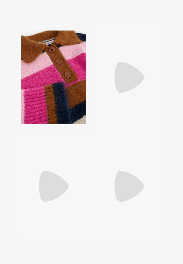 Strikket sweater med brede vandrette striber i pink, brun, marineblå og krem. Indeholder en brun krave og tre brune knapper.; Lysblå vide jeans i denim med høj talje, fem lommer og subtilt slid. Lige skæring med opklippede kanter.; Creme og lavendel sneakers med tre striber og en tekstureret brun sål, der har snørebånd og en polstret hæl. Blødt stof øvre.; Hobo taske i lys beige læder med en rund silhuet, slank skulderrem og lynlåslukning øverst. Glat tekstur med minimale accenter.