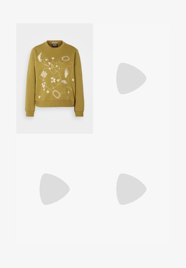Sweatshirt olive uni avec broderie florale et à la main en blanc. Il présente une coupe décontractée et des poignets et un ourlet côtelés.; Jeans ample bleu foncé en denim avec taille haute, ornés de surpiqûres orange, d'un design à cinq poches et d'une fermeture à bouton.; Baskets en cuir blanc avec des accents en suédine beige, semelle en caoutchouc gomme et design à lacets. Présente un logo discret en doré.; Boucles d'oreilles en argent avec une finition lisse et brillante. Forme arrondie, conception légère, avec un fermoir à tige.