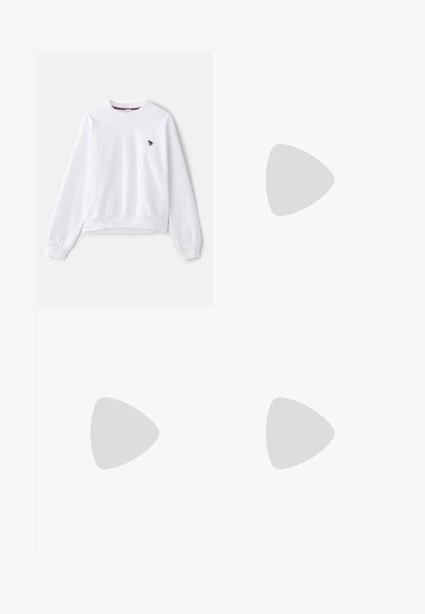 Sweatshirt blanc à manches longues, col rond, avec des poignets et un ourlet côtelés. Dispose d'un petit logo zèbre coloré sur la poitrine. Texture douce.; Pantalons larges noirs en tissu lisse. Dotés d'une taille avec passants de ceinture et de plis à l'avant. Coupe droite jusqu'à la cheville.; Chaussure à talon haut en cuir blanc avec un bout pointu, une bride de cheville et un talon aiguille fin. Texture lisse avec une finition légèrement brillante.; Sac à épaule en cuir marron avec une forme courbée, texture lisse et une seule sangle fine. Présente une couture subtile et un petit logo.