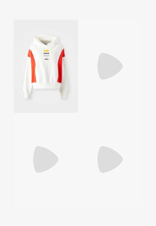 Felpa bianca con dettagli rossi, cappuccio con cordino e grafica frontale. Presenta un logo e testo sul petto. Tessuto morbido, polsini e orlo a costine.; Pantaloni della tuta grigi chiari con vita regolabile, gamba affusolata e un piccolo logo bianco sulla coscia sinistra. Realizzati in un morbido tessuto texture.; Scarpe da ginnastica grigio chiaro con tomaia in rete e sintetico, dotate di chiusura con lacci, collo imbottito e suola testurizzata per una migliore aderenza.; Orecchini a cerchio in argento con una superficie liscia e lucida e una forma circolare sottile. Il design presenta una chiusura sicura.