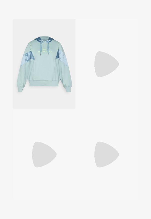 Felpa con cappuccio azzurro chiaro caratterizzata da un mix di cotone e tessuto simile al satin, con una tasca frontale e dettagli neon sul logo e sui lacci.; Jeans a gamba larga di un blu chiaro, realizzati in denim, con vita alta, lavaggio sbiadito e un sottile motivo tie-dye sulla parte anteriore.; Sneaker bassa bianca con tassello nero sul tallone, suola a piattaforma, lacci e logo "CK" di Calvin Klein sul lato.; Orecchini a cerchio in argento con un design testurizzato caratterizzato da scanalature verticali. Forma circolare con una chiusura a scatto sicura. Finitura liscia.
