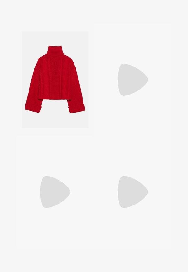 Even&Odd Pulóver - red; Sötétkék denim széles lábú farmernadrág. Öt zsebbel, övhurkokkal és nyers szegéllyel az alján, amelyen látható varrási részletek találhatók.; Sötétkék sportcipő, texturált szövet felsőrész, fehér platform talp, lekerekített orr és fekete sarok akcentussal. Hat fűzőlyuk található rajta.; Fekete bőrtáska ívelt formával, levehető pánttal és arany színű fémrészekkel. A táskán egy csattal díszített fedél található.