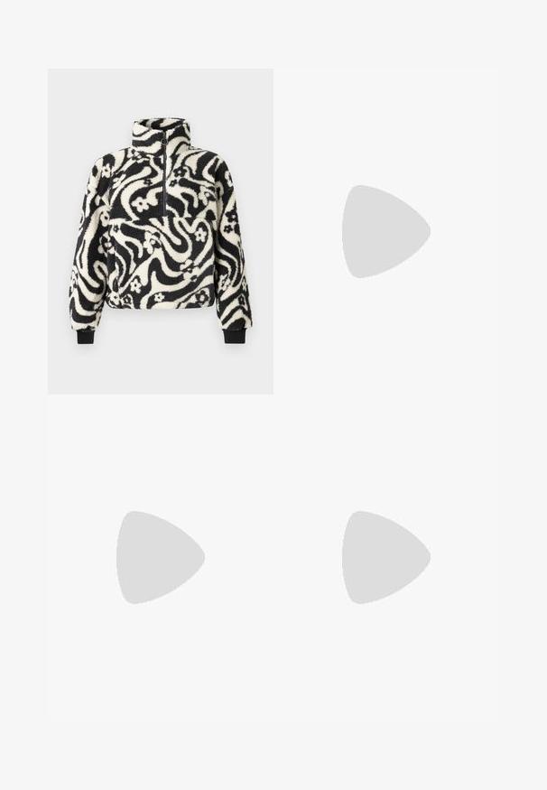 Pull-over en polaire noir et blanc avec un col haut, décoré d'un motif floral tourbillonnant et de manches à bords côtelés. Fermeture éclair à l'avant.; T-shirt noir en coton avec des manches courtes roulées, un col rond et une étiquette rouge. Texture lisse, forme ajustée avec un minimum de détails.; Pantalons larges noirs en coton, avec une taille haute, de grandes poches latérales et une taille ceinturée avec des accents en métal argenté.; Pantalons larges à rayures grises avec une texture lisse, associés à des ballerines en cuir noir à bout rond.