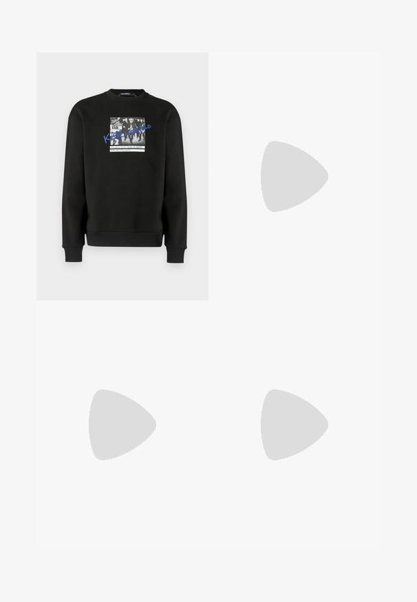 Sweatshirt preta feita de tecido macio, com gráfico frontal contendo uma foto a preto e branco e texto azul. Punhos e bainha canelados.; Jeans de denim preto desbotado com corte reto, apresentando áreas desgastadas, bolsos frontais e um fecho clássico de botão.; Ténis brancos em pele com acabamento suave, biqueira arredondada, atacadores planos e sola texturizada. Acento em camurça cinza na parte do calcanhar.; Bolsa de ombro preta feita de tecido durável, apresentando uma única alça ajustável, um compartimento principal com fecho de correr e um bolso frontal.