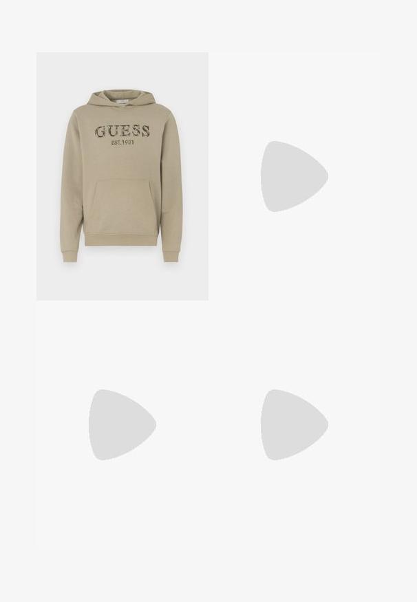 Felpa beige in misto cotone, con tasca a canguro frontale, polsini a coste e logo "GUESS EST.1981" in texture camouflage.; Pantaloni lounge grigi in cotone con cintura elastica, cordoncino e due tasche laterali; design a gamba dritta, morbida al tatto, senza motivi.; Stivale alla caviglia in suede tan con collare imbottito nero, occhielli in metallo dorato, dettagli in cucitura bianca e suola in gomma robusta con battistrada pronunciato.; Occhiali da sole con una montatura in plastica grigia chiara e slanciata, design avvolgente, lenti scure e una superficie liscia. Presentano un branding minimale sul lato.