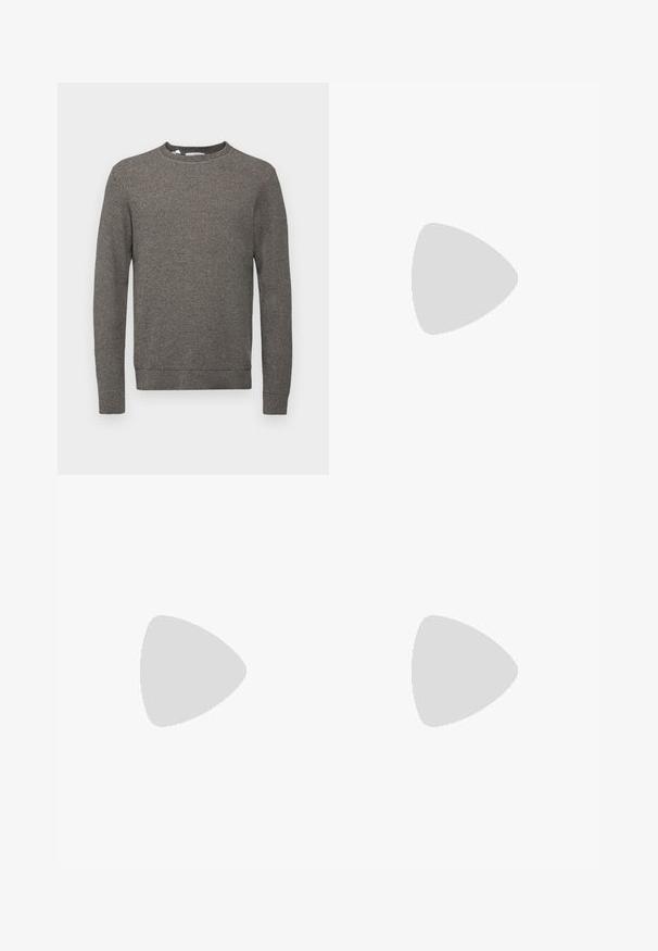 Selected Homme SLHROSS STRUCTURE CREW NECK - Stickad tröja - asphalt; Vidbyxorna är tillverkade av mörkgrått tyg. De har veck i midjan, en skräddarsydd design och en rak silhuett.; Svarta läderskor med rund tå, snörningsdesign och tjock, strukturerad sula. Bärs med skräddarsydda svarta byxor och en ribbad tröja.; Svart tygaxelväska med en böjd form, som har en enkel rem och ett dragkedjestängning. Mjukt material, minimalistisk design.