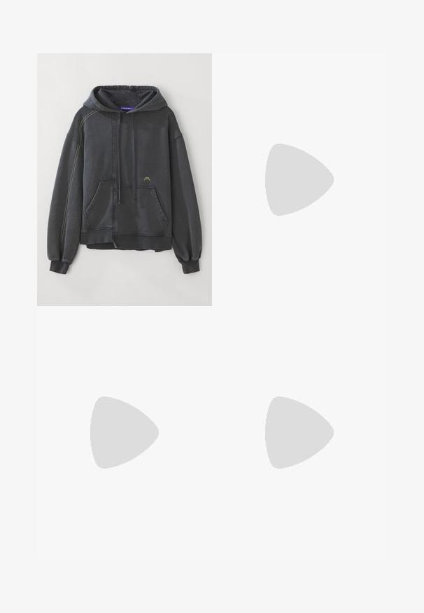 Tumši pelēks kapučs, izgatavots no kokvilnas maisījuma, ar priekšējo kabatu, auklām, ribotām piedurknēm un kontrastējošiem dzelteniem šuvumu elementiem.; Melni plati bikses, izgatavotas no kokvilnas sajaukuma auduma, ar pogu aizdari, jostas cilpām un gludu tekstūru, bez redzamām rakstām.; Melnas austas slaidu kurpes ar gludu ādas akcentu augšpusē, apaļas formas purngalu un zemas profila gumijas zoli.; Zilie taisnstūra saulesbrilles ar tumšiem stikliem, matēta jūras zila ietvaros, logo detaļa uz tempļa, taisnas rokas un cieta, gluda virsma.