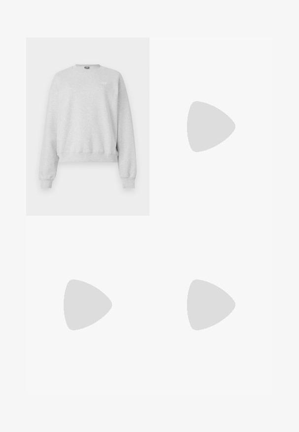 Sweatshirt gris en mélange de coton doux, avec un col rond, des manches longues et un bas côtelé. Petit détail de logo à l'avant.; Débardeur blanc à fines bretelles, en tissu de coton côtelé, avec un décolleté droit et une finition soignée à l'ourlet.; Jupe midi plissée noire à motif à pois blancs, dotée d'une taille élastique pour un ajustement flexible. Tissu léger et fluide.; Baskets blanches en cuir avec des accents en daim beige, boîte à orteils perforée, lacets plats et semelle texturée crème. Présente un logo discret au talon.