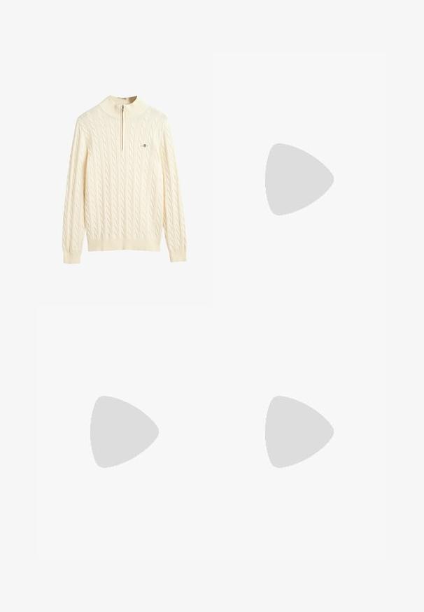 Maglione a maglia cable color crema con colletto alto e chiusura a zip metà; presenta polsini e orlo a coste, texture morbida e accento con logo.; T-shirt bianche in cotone con design a girocollo, caratterizzate da maniche corte e vestibilità standard. Tre magliette sono disposte in fila.; Jeans in denim blu chiaro con design a gamba dritta, chiusura con bottone e cinque tasche. Sbiadimenti visibili sulle cosce; dettagli cuciti in arancione.; Sneaker bianche in pelle con sovrapposizioni testurizzate, un accento azzurro e una suola in gomma. I lacci sono bianchi; le cuciture sono visibili sul bordo.