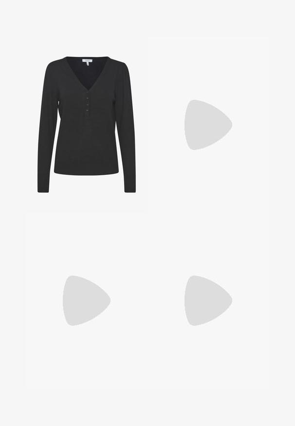 Schwarzer Langarm-V-Ausschnitt-Pullover aus fein gestricktem Material. Verfügt über eine Knopfleiste mit fünf Knöpfen sowie gerippte Bündchen und Saum.; Schwarze Hose mit geradem Schnitt, ausgestattet mit Fronttaschen und Seitenschlitzen am Saum. Hergestellt aus weichem, glattem Stoff. Geeignet für verschiedene Anlässe.; Schwarze patentierte Sandalen mit Absatz, quadratischer Spitze, Knöchelriemen und silbernen Schnallen. Mit einem stabilen Blockabsatz für mehr Stabilität.; Schwarze Laptoptasche aus Leder mit glatter Textur, rechteckiger Form und zwei langen Griffen. Keine sichtbaren Beschläge oder Verzierungen.