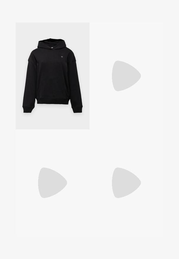 Felpa nera con cappuccio realizzata in tessuto morbido, dotata di una tasca frontale, polsini e orlo a coste, con un piccolo logo sul petto.; Jeans ampi beige chiaro in cotone. Presentano un vita alta, chiusura anteriore con bottone e due cuciture orizzontali sui pantaloni.; Sneakers beige con tomaia in tessuto testurizzato e suola in gomma bianca. Presentano un design minimalista e un discreto logo dettagliato sul lato.; Borsa a tracolla in pelle nera con forma rettangolare e pattina pieghevole. Presenta una tracolla sottile e un branding minimale sul davanti.