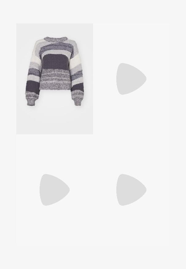Maglione lavorato a maglia con strisce orizzontali nelle tonalità di grigio, bianco e grigio scuro; design corto con scollatura rotonda e polsini a coste.; Jeans larghi azzurri chiari con vita alta, realizzati in denim, caratterizzati da un gradiente sbiadito, cinque tasche e finiture in metallo.; Scarpe in pelle con tacco a blocco, dal lucido finish bordeaux scuro, dotate di cinturino con fibbia e punta arrotondata. Suola testurizzata per una migliore aderenza.; Orecchini a cerchio in argento con una finitura liscia e lucida. Forma rotonda e chiusura a scatto sicura. Design leggero adatto per l'uso quotidiano.
