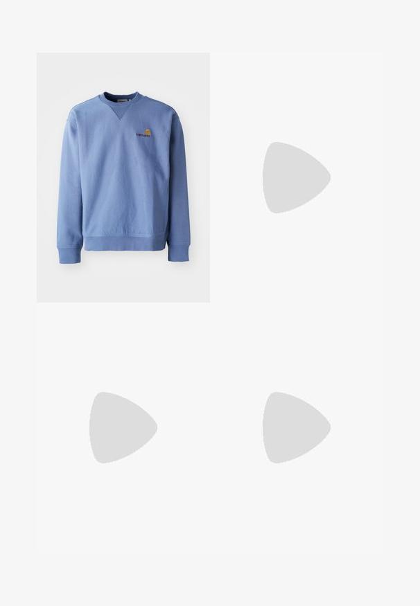 Blauwe sweatshirt met een ronde halslijn, ribgebreide manchetten en onderrand, en een klein geborduurd logo op de borst. Gemaakt van een zachte, gestructureerde stof.; Witte katoenen t-shirt met korte mouwen en ronde hals, voorzien van een klein gouden logo op de linkerkant van de borst. Zachte textuur en een normale pasvorm.; Donkerblauwe denim jeans met een recht-uitlopende pasvorm, voorzien van een knoopsluiting, vijf zakken en subtiele stikseldetails.; Bruine suède wandelschoen met zwarte rubberen zool, vetersluiting en gevoerd kraagje. Timberland-logo aan de zijkant.
