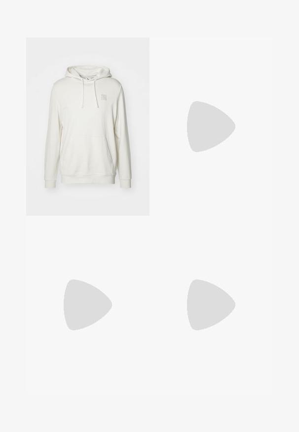 Felpa leggera color beige realizzata in tessuto misto cotone. Presenta una tasca a marsupio, un cappuccio con cordino e una piccola etichetta con logo sul petto.; Pantaloni neri realizzati in tessuto resistente, con un design a gamba dritta, una cintura con passanti per la cintura e cuciture per una maggiore texture.; Sneakers Puma in suede bianco e nero, con suola in gomma marrone. Abbinati a calzini bianchi con logo nero, indossati con pantaloni scuri.; Collana in oro con grandi anelli intrecciati, caratterizzata da un dettaglio pendente circolare al centro con un emblema in rilievo.