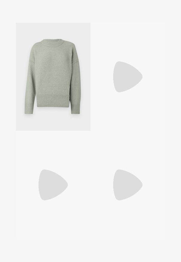 Maglione lavorato a maglia verde chiaro con colletto rotondo a coste e orlo. Presenta spalle calate e maniche lunghe. Tessuto morbido con una leggera lucentezza.; Maglietta bianca a maniche lunghe, corta, con scollatura tonda, realizzata in un tessuto liscio ed elastico, caratterizzata da un design aderente e senza chiusure visibili.; Weekday NOVA LOW RISE SLIM BOOTCUT - Jeans bootcut - lip blue; Infradito neri con suola in gomma testurizzata, due cinghie sottili e un sottile dettaglio del logo impresso sulla cinghia.; Borsa a spalla con motivo a strisce tigre, caratterizzata da una base beige con strisce nere, texture liscia e dettagli neri. Include una tracolla regolabile.