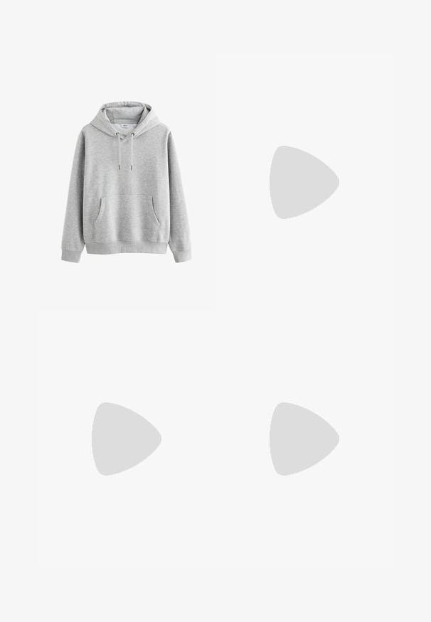 Haut en coton gris avec poche avant, capuche ajustable à cordon, poignets et ourlet côtelés. Texture lisse, design minimal, sans motifs.; T-shirt en coton blanc avec des manches courtes, un col rond, une coupe décontractée et sans logos ni motifs visibles. Texture lisse et design minimaliste.; Jean taille haute, décontracté en denim noir délavé. Comprend cinq poches, des passants de ceinture et un design de jambe droite épurée.; Baskets grises et blanches avec un dessus en suède et cuir, bout rond, lacets plats et semelle en caoutchouc avec une touche de gomme.