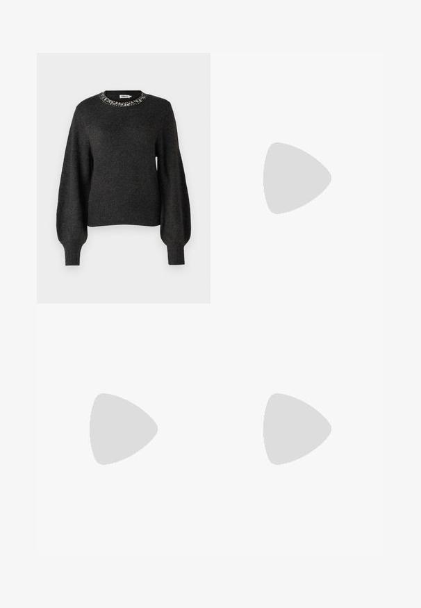 ONLY Tall ONLELSA - Pulóver - dark grey; Beige, bő szárú nadrág sima textúrával, magas derékkal és két elülső zsebbel. Tiszta dizájn, elegáns szabású.; Fekete magas sarkú szandálok vékony pántokkal, csomózott mintával, sima négyzetes orral és karcsú stiletto sarkal rendelkeznek.; Ezüst karika fülbevalók sima, fényes felülettel. Lekerekített forma, könnyű kialakítással, tűs zárómechanizmussal.