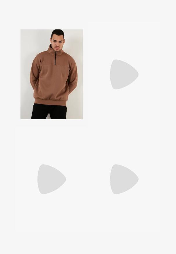 Brun lynlåset pullover sweatshirt med høj krave, lavet af blødt materiale, med en afslappet pasform og ribbede mansjetter og kant.; Hvid bomulds T-shirt med rund halsudskæring, korte ærmer og en afslappet pasform. Har et enkelt design uden mønstre eller dekorationer.; Sorte bukser med plisseret frontdesign, lavet af glat stof. Har knaplukning og bæltestropper; lige pasform.; Hvide lædersneakers med snørebåndslukning, tekstureret overflade og en tyk hvid gummisål med en savtaket kant for bedre greb.