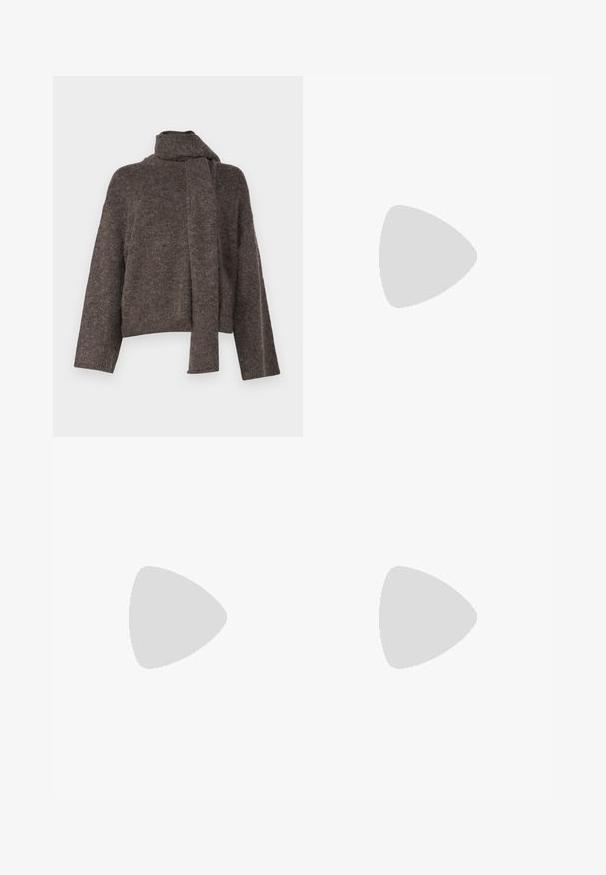 Gina Tricot SCARF  - Džemperis - brown melange; Šviesiai mėlyni plačios kojų džinsai, pagaminti iš džinsinio audinio, su aukštu liemeniu, penkių kišenių dizainu ir subtiliu gradientiniu blukimu link apačios.; Rudos odinės kaubojaus batai su smailiu priekiu ir blokuotu kulnu, pasižymintys detaliu siuvinėjimu ir iškiliais akcentais ant ašies.; Juodas odinis dėkliukas su atvarteliu ir auksinės metalinės sagties detalėmis. Įeina juodas diržas ir elegantiškas, minimalistinis dizainas.; Sidabriniai auskarai žiedai su sukto dizaino, turintys poliruotą apdailą ir fiksavimo smeigtuką. Skersmuo maždaug 3 cm.