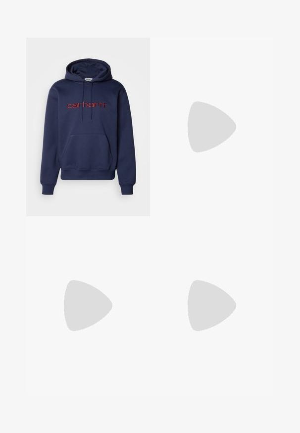 Granatowy bawełniany hoodie z przednią kieszenią, kapturem ze sznurkiem i czerwonym haftowanym logo "carhartt" na piersi.; Spodnie cargo w oliwkowym kolorze, wykonane z bawełny, z szeroką nogawką, plisami i bocznymi kieszeniami dla większej funkcjonalności.; Czarne skórzane buty na sznurówki z zaokrąglonym noskiem, teksturowaną gumową podeszwą i żółtym przeszyciem wokół podstawy. Płaski design i gładkie wykończenie.; Pięć srebrnych pierścionków: jeden z czarnym okrągłym detalem, jeden z białym i czarnym geometrycznym wzorem, a pozostałe o różnych kształtach i wykończeniach.