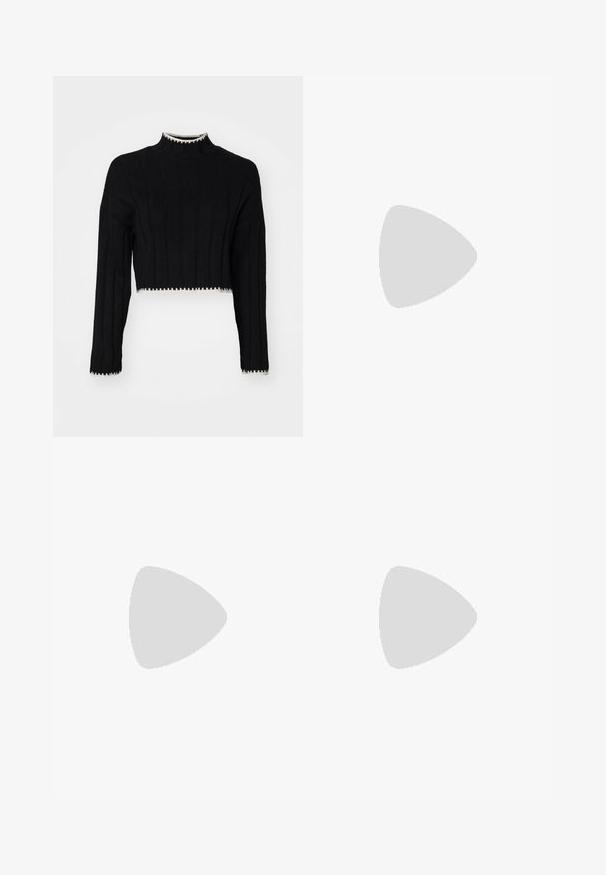Sweater preto curto com textura canelada, gola alta, mangas longas e detalhamento branco em contraste ao longo da barra e das punhos.; Calças pregueadas pretas com uma cintura elástica. Apresentam pernas largas e um tecido liso, texturizado com riscas verticais.; Botas de couro pretas até ao joelho com bico pontudo e salto quadrado. Textura suave com um design elegante e detalhes de costura mínimos.; Bolsa tote preta em couro com textura lisa, forma retangular e duas alças longas. Sem hardware ou enfeites visíveis.