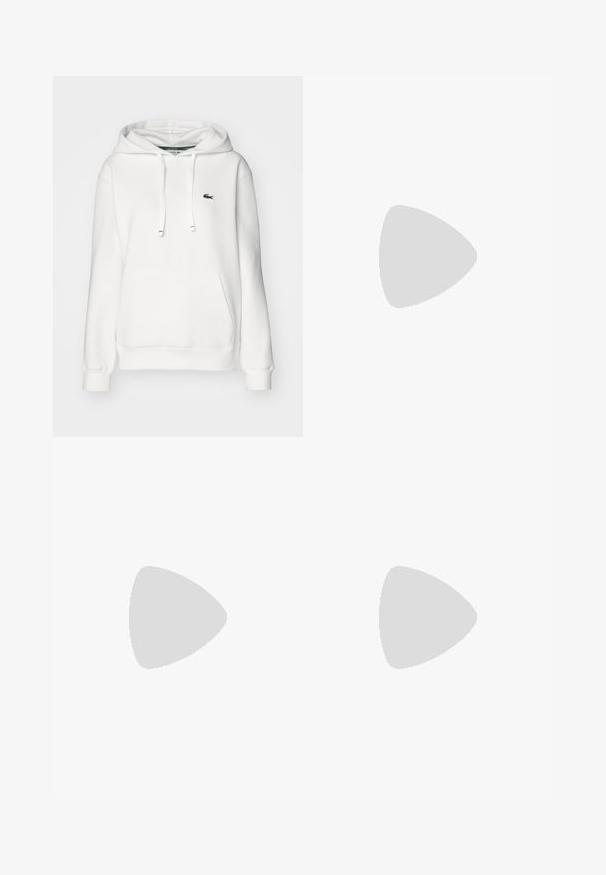 Hanorac alb cu buzunar de tip kangaroo, glugă cu șnur, manșete ribbed și un mic logo verde pe pieptul stâng. Textură de țesătură moale.; Tricou alb din bumbac, cu o croială lejeră, având un logo brodat verde pe pieptul stâng și un guler rotund. Textură netedă.; Pantaloni de trening albi dintr-un material tricotat moale. Talie și manșete elastice pentru un confort sporit. Design minimalist, fără modele sau accente vizibile.; Pantofi sport albi cu un superior din plasă texturată, accente roz subtile pe talpă și un logo verde de crocodil pe lateral.