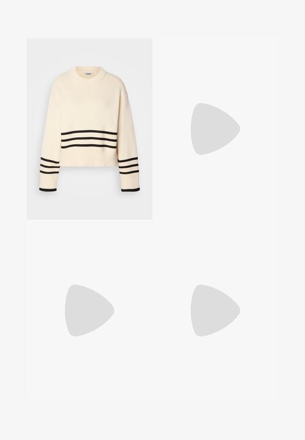 Pull court couleur crème avec des rayures noires horizontales. Il présente un col rond et des poignets côtelés. Fabriqué en tricot doux.; Pantalons larges noirs à taille haute, avec des détails de boutons à la taille et des plis sur le devant.; Loafer en cuir verni noir avec une semelle plate, un bout arrondi et une sangle décorative agrémentée d'un accent doré. Fini lisse et brillant.; Sac à main en cuir noir avec une texture lisse. Dispose d'une bandoulière adjustable et d'un design élégant et minimaliste avec une fermeture éclair.