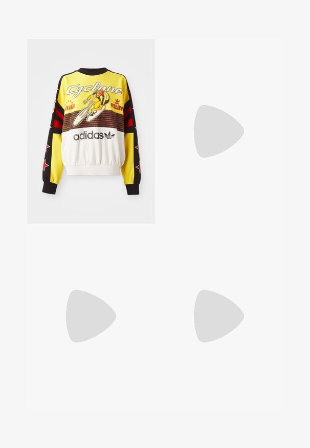 Geel sweatshirt met zwarte en rode accenten. Bevat een fietsafbeelding en de tekst "Cyclone". Gemaakt van zachte materialen, met een geraffineerde zoom.; Zwarte broek met een rechte pasvorm, voorzien van zijzakken en plooien aan de onderzijde. Gemaakt van zachte, gladde stof. Geschikt voor verschillende gelegenheden.; Zwarte platte sandalen met een glanzende afwerking, drie dunne banden en een ronde hardware detail bij de teen. Slank ontwerp met een minimalistische hak.; Zwarte cat-eye zonnebril met grijs getinte glazen. Plastic montuur met scherpe hoeken en een gladde, glanzende afwerking.