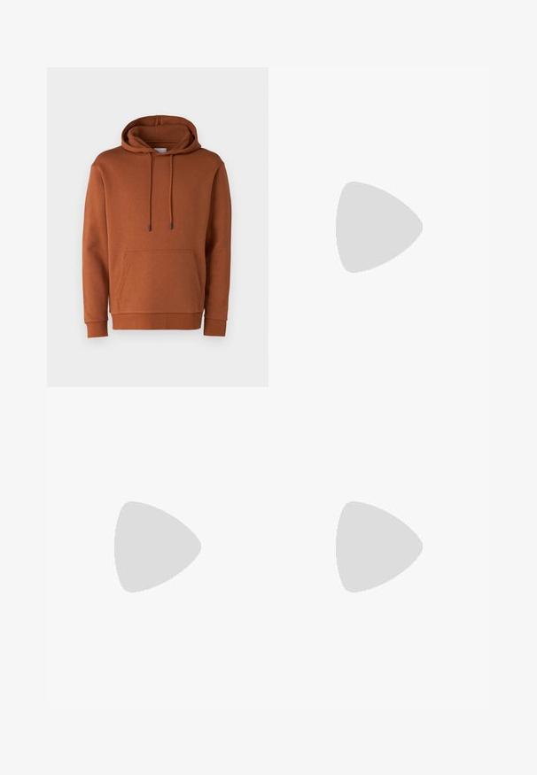 Jack & Jones JJEBRADLEY HOOD - Bluză de molton - mocha bisque; Jeans din denim de culoare albastru deschis, cu croială dreaptă, cusături vizibile, design cu cinci buzunare și închidere cu nasture la talie.; Sneaker alb din piele cu vârful rotunjit, având trei dungi pe lateral, detalii perforate și o talpă din cauciuc texturat.; Ceas digital Casio cu un cadran albastru, carcasă argintie și curea stratificată din cauciuc negru. Afișează ora și setările alarmei. Rezistent la apă.