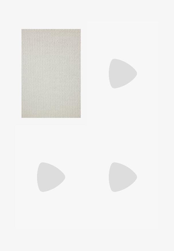 Megztas audinys kreminės spalvos, su smulkiu tekstūru ir vienodu raštu. Medžiaga atrodo minkšta ir lanksti, tinkama drabužiams ar namų tekstilei.; Juodas audinys su sklandžiu, matinio paviršiaus tekstūra, pasižymintis švelniu kritimu ir subtiliu blizgesiu, pabrėžiančiu jo skaidrumą ir gelmę.; Juodas odinis stiletto batelis su smailiu nosiu, atvira nugara ir užrištomis kulkšnies juostelėmis. Plonas 3 colių kulnas. Lygi tekstūra, minimalistinis dizainas.; Kibiras su tekstūruotu pilku audiniu, juodais odiniais akcentais, juoda raištelių uždarymo sistema ir reguliuojama petneša.