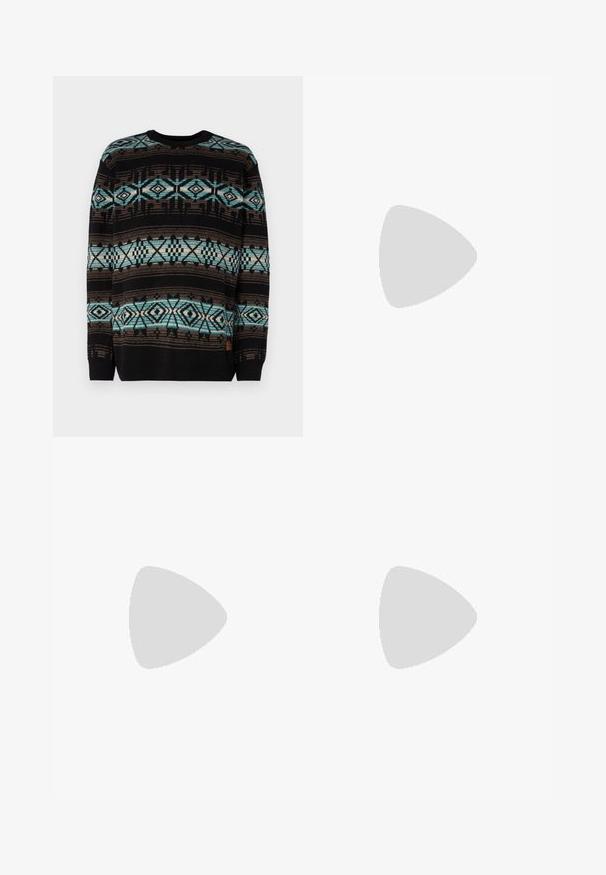 Billabong RANCHERO CREW - Strickpullover - black; Weiße Baumwoll-T-Shirt mit kurzen Ärmeln, rundem Ausschnitt, lockerer Passform und ohne sichtbare Logos oder Muster. Glatte Textur und minimalistisches Design.; Schwarze Jogginghosen aus weichem Stoff, mit einem elastischen Taillenbund und Kordelzug, gerippten Bündchen und einem kleinen Logo am linken Oberschenkel.; Weiße Leder-Sneaker mit Perforationen, runder Zehenpartie, flacher Sohle und dicken Schnürsenkeln, mit sichtbar eingesticktem Swoosh-Logo und "AIR" an der Ferse.