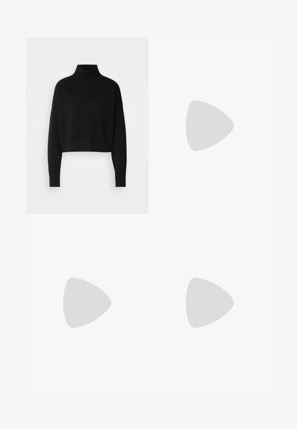 Zwarte cropped sweater, geribbelde turtleneck, lange mouwen, gebreide textuur, met een klein logo op de borst.; Bredere broek van lichtbeige katoen. Heeft een hoge taille, voorzakken en een rechte snit. Schoon afgewerkte zoom zonder patronen.; Witte sneaker met een gladde afwerking, zwarte hielaccenten en vetersluiting. Bevat "Calvin Klein" branding aan de zijkant. Minimalistische stijl.; Zilveren metalen oorbellen met ronde vormen, een gepolijste afwerking en subtiele graveringen van het merk "BOSS" op de onderste secties.