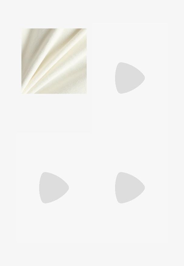 Tessuto in pile bianco con una texture morbida e pelosa, che mostra fibre lisce e leggermente sollevate, disposte in pieghe delicate.; T-shirt in cotone blu con vestibilità ampia, dotata di maniche corte e scollatura rotonda. Logo "New Balance Athletics" stampato centralmente in bianco.; Pantaloni a gamba larga di colore crema realizzati in materiale morbido con cintura elastica. Presentano un delicato testo ricamato di colore verde sul davanti.; Scarpa slip-on in rete crema con suola bianca spessa e suola nera testurizzata. Presenta un gancio sul tallone per indossarla facilmente.