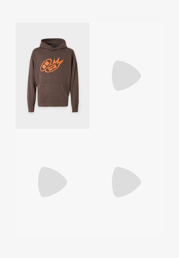 Night Addict Hoodie - brown washed; Lichtblauwe denim jeans met een rechte pasvorm, hoge taille, vijf zakken en sluiting met bovenste knoop. Kenmerkt zich door een vervaagde wassing en contrasterende stiksels.; Witte sneaker met zwarte en grijze accenten, voorzien van een grijze neus met textuur, zwarte rubberen zool en platte witte veters. Schoon ontwerp, minimalistische stijl.; Zwarte stof heuptas met een afgeronde vorm, voorzak met rits en een gladde textuur. Geen zichtbare patronen of accenten. Lichtgewicht ontwerp.