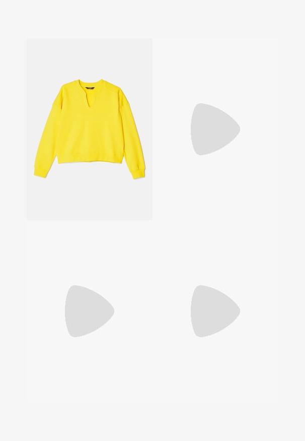 Felpa gialla con scollatura a barca, maniche lunghe e polsini a costine. Realizzata in materiale morbido con una vestibilità comoda.; Pantaloni neri su misura con un design a gamba dritta, caratterizzati da una texture liscia e pieghe ben definite sul davanti. Senza hardware visibile.; Tacchi slingback in pelle nera con punta affusolata, caratterizzati da un tacco alto e un accento dorato sulla cinghia regolabile. Texture liscia.; Borsa a mano in pelle nera con un design strutturato, caratterizzata da una forma corta, manico superiore e accessori in metallo dorato. Inclusa tracolla regolabile.