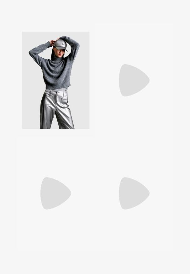 LOLA CASADEMUNT Svetr - grey; Kalhoty s širokými nohavicemi vyrobené z tmavě šedé látky, s knoflíkovým zapínáním, předními sklady a poutky na pásek. Hladká textura s přizpůsobeným střihem.; Hnědé semišové kotníkové boty s platformou, zaoblenou špičkou a prošíváním; mají poutko vzadu pro snadné obouvání.; Černá kožená taška na rameno s širokým, úhlovým tvarem. Obsahuje dvojité horní madla a nastavitelné ramenní popruhy s pozlacenými kovovými doplňky.