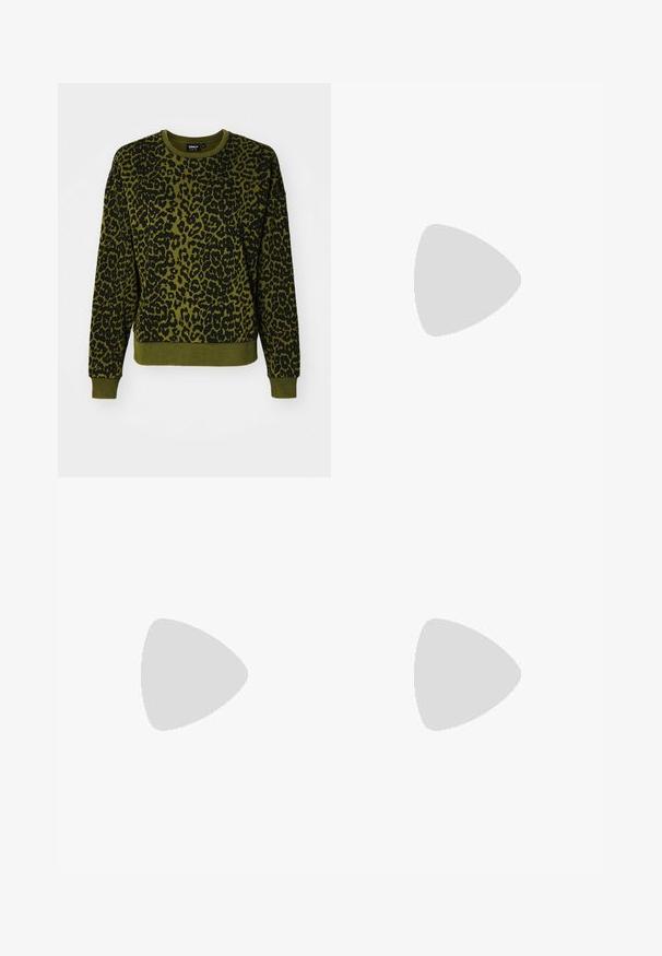 Felpa verde e nera con stampa leopardata, collo a giro, maniche lunghe e polsini e orlo a costine. Realizzata in tessuto morbido.; Vestito bianco in tessuto con una superficie testurizzata, morbide pieghe e elementi di design non strutturati, creando una silhouette fluida.; Bershka Sandali con tacco - black; Borsa a spalla in vernice nera con forma curvata, una tracolla, tasche frontali e dettagli in metallo argentato.