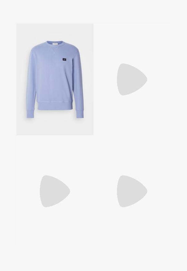 Lyseblå sweatshirt lavet af blødt stof. Har en rund halsudskæring og ribbede ærmer. Et lille sort logo-lap er placeret på brystet.; Hvid bomulds T-shirt med rund hals, korte ærmer og et subtilt præget logo på brystet. Indvendigt mærke har en orange detalje.; Mørkeblå denimjeans med lige pasform, fem lomme-design, let falmning på lårene og en enkelt knaplukning i taljen.; Hvide lædersneakers med beige ruskindsdetaljer, featuring en rund tå, snørebånd foran, og tan gummisål, der fremviser mærkenavnet "BOSS."