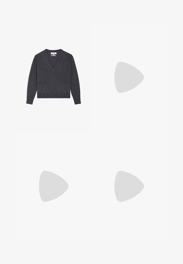 Maglione grigio scuro a V realizzato in materiale morbido, con maniche lunghe, orlo a coste e due tasche frontali per un tocco di dettaglio in più.; Jeans a gamba larga con stampa leopardata marrone, vita alta, chiusura con bottone e due tasche frontali. Realizzati in denim con una texture liscia.; Bershka Sandali con tacco - black; Borsa a spalla in vernice nera con forma curvata, una tracolla, tasche frontali e dettagli in metallo argentato.
