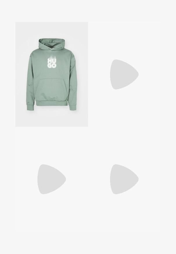 Sudadera con capucha verde hecha de una suave mezcla de algodón, con un gran logo blanco "HUGO" con acentos de llamas, bolsillo tipo canguro y puños acanalados.; Camiseta de algodón negra con cuello redondo acanalado, mangas cortas y un pequeño logo bordado en blanco de Lacoste encima de "PARÍS" en el pecho.; Pantalones de chándal verde oliva hechos de una tela suave, con una cintura y puños elásticos, y un pequeño logo de la marca en el muslo.; Zapatillas deportivas blancas con detalles en gris, parte superior de malla y sintético, diseño de cordones, y suela de goma texturizada con patrones de tracción.