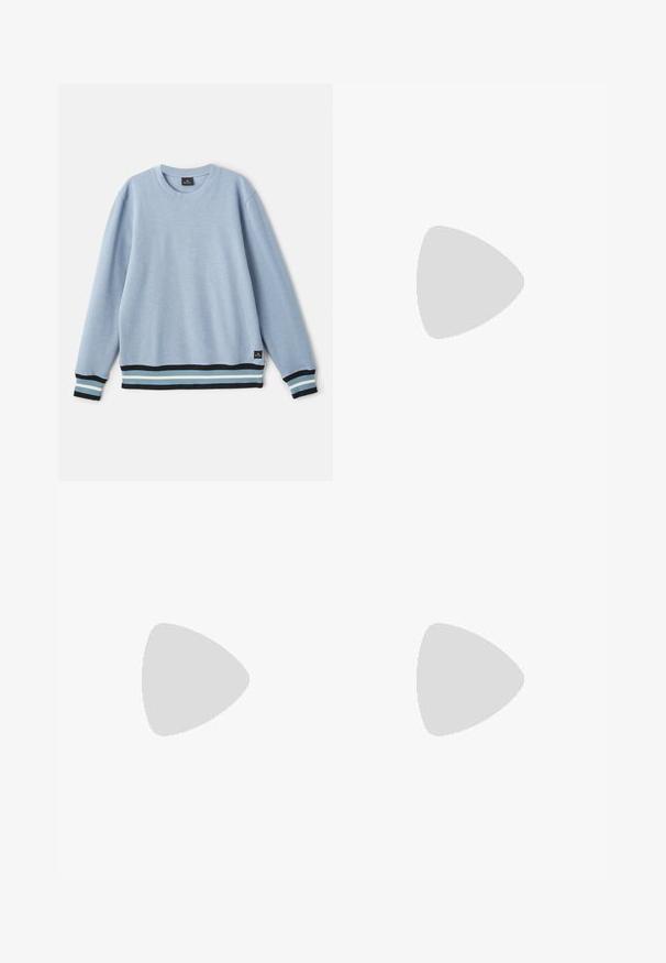 Sudadera azul claro de manga larga, con textura acanalada y dobladillo a rayas con acentos en azul marino, azul claro y blanco.; Camiseta de manga corta azul marino hecha de tela suave, con cuello redondo y un pequeño logo oscuro en el pecho.; Pantalones de lino gris oscuro con cintura elástica. Diseño de pierna recta, tela ligera, detalles mínimos y textura suave.; Zapatilla negra de cuero con perfil bajo, punta redondeada y cierre de cordones; cuenta con una suela de goma texturizada y detalle del logo en el talón.