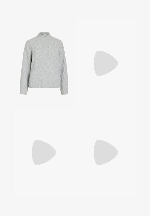 Halli pehmeast kudumisest valmistatud hallipäine suletava kaelusega sviiter, millel on tekstuurne nööri muster, soonikvarrukad ja kõrge kaelus.; Klassikalised sinised denimists teksad otsejalaga disainiga, viie taskuga ja nööbisuletusega. Omab keskmist pesu ja tugevat tekstuuri.; Valge nahast tenniseking, millel on beežist siidist aktsent ja aukudega varvas, lame paelad ja tekstureeritud koorevärvi tallad. Omab nüansirikast brändimist kannal.; Must must sünteetilisest nahast käekott, millel on krokodillimuster, kokku tõmmatav ülaosa ja kortsus rihm. Tundub pehme ja kompaktne disain.