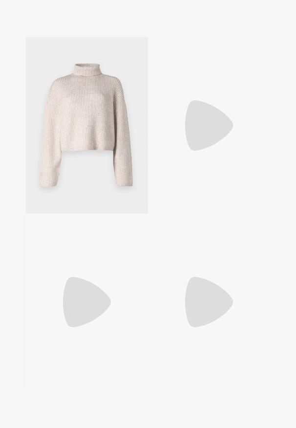 Cremefarbener, gerippter Strickpullover mit hohem Kragen, verkürztem Design und langen Ärmeln. Weicher Stoff, leichtes Material und minimale Details.; Schwarze weit geschnittene Hose aus Denim, mit einem strukturierten Bund, Gürtelschlaufen und Fronttaschen. Glatte Textur mit klassischem Design.; Schwarze Lederplateauschuhe mit klobigem Blockabsatz, runder Zehenpartie und traditionellem Schnürdesign. Verfügt über eine glatte Textur und minimale Details.; Schwarze Leder-Hobo-Tasche mit einer glatten Textur, geschwungener Form und einem einzelnen verstellbaren Tragegurt; verfügt über eine weite Öffnung am oberen Ende.