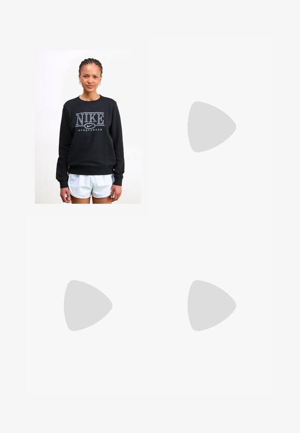 Felpa nera con colletto rotondo, caratterizzata da un grande logo bianco "NIKE" e il testo "SPORTSWEAR" sotto, realizzata in tessuto morbido.; Gonna midi in cotone bianco con taglio dritto, spacco laterale e zip nascosta. Tessuto liscio, design minimalista e senza decorazioni visibili.; Sneaker bianche Nike con accenti neri, caratterizzate da una tomaia in pelle liscia, lacci bianchi e suole in gomma robuste, abbinate a calzini bianchi a coste.; Occhiali da sole con una montatura in plastica argentata elegante, lenti scure e forma curva. Presentano accenti audaci e un design leggero.