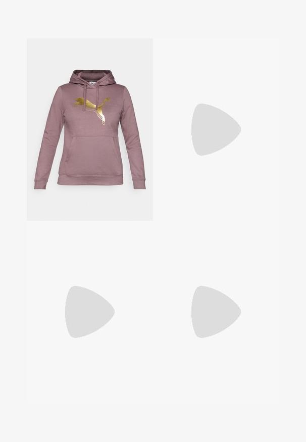 Hanorac roz din material moale, cu un logo auriu Puma pe piept, buzunar tip cangur și glugă ajustabilă cu șnur.; Tricou oversized negru featuring un grafic cu un urs și textul „NU E DRĂGUȚ DAR SUNT SĂLBATIC” în litere albe, îndrăznețe. Material din bumbac.; Jeans de denim, de un bleu deschis, cu talie înaltă. Au picioare late, două zone rupte la genunchi și un stil clasic cu cinci buzunare.; Adidași albi tip pantofi sport cu glezna din pânză, cu talpă din cauciuc negru, capac de vârf din cauciuc frontal și șase ochiuri pentru șireturi, având un design curat și minimalist.